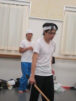 殺陣100人斬りを練習中の平成ノブシコブシ。