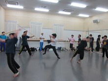 殺陣100人斬りを練習中の平成ノブシコブシ。