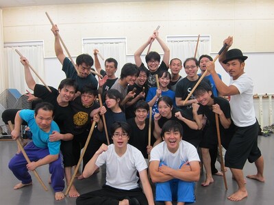 「ロンブー＆チュートの芸能人ヒットソングで爆笑ショーバトル」で殺陣100人斬りスタジオ生パフォーマンスに挑戦する平成ノブシコブシ。