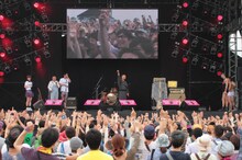 TUBEの「シーズン・イン・ザ・サン」にのせて「鶴瓶師匠あるある」を熱唱したレイザーラモンRG（中央）。(c)吉本興業