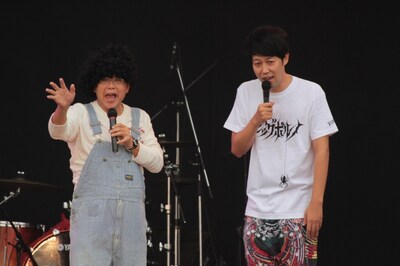 「KOYABU SONIC 2012」のオープニングに登場した笑福亭鶴瓶と小籔千豊（左から）。(c)吉本興業