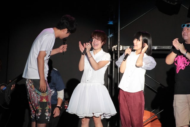 「KOYABU SONIC 2012」で共演を果たした小籔千豊（左）とチャットモンチー（中央2人）。(c)吉本興業