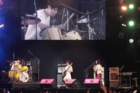 「シャングリラ」を演奏する小籔千豊（左）とチャットモンチー。(c)吉本興業