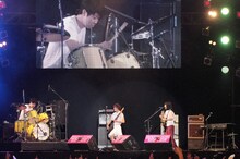 「シャングリラ」を演奏する小籔千豊（左）とチャットモンチー。(c)吉本興業