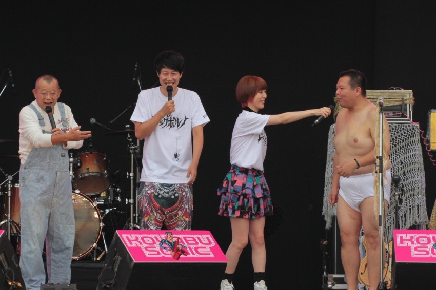 鶴瓶の目の前でイチ押しのギャグを披露した今別府直之（右端）。(c)吉本興業