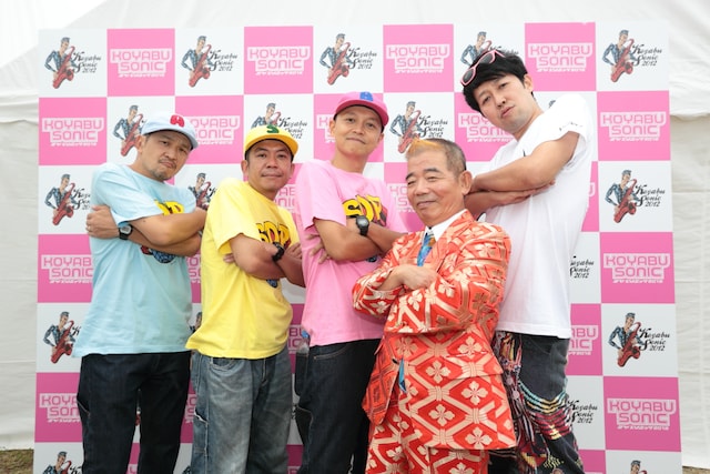 「KOYABU SONIC 2012」で共演を果たした（左から）スチャダラパー、池乃めだかと、主催の小籔千豊。(c)吉本興業
