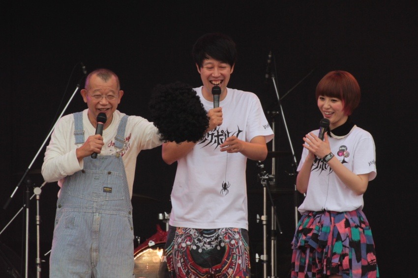 アフロのカツラを脱いだ鶴瓶（左）。(c)吉本興業