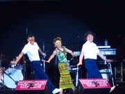 「学園天国」を「あたりまえ体操」に組み込み、最後は多田のギャグ「♪ヘイヘイヘイ 笑瓶！」を自ら黄色いメガネを装着して実演する小泉今日子（中央）とCOWCOW。(c)吉本興業