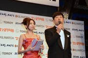 司会を務めたあべこうじ（右）と中野久美子（左）。