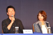 寺脇康文（左）と瀧本美織（右）。