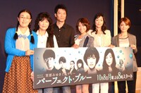 連続ドラマ「宮部みゆきミステリー パーフェクト・ブルー」制作発表会見に出席した（左から）たんぽぽ白鳥、根岸季衣、寺脇康文、瀧本美織、財前直見、平山あや。