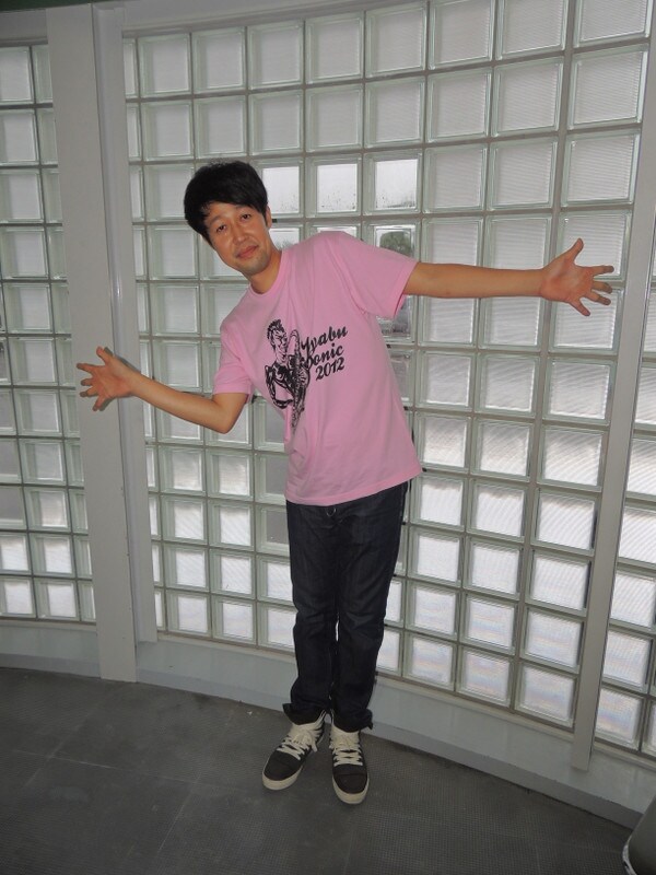 主催フェス「KOYABU SONIC 2012」が無事に閉幕し、感謝のコメントを発表した小籔千豊。(c)吉本興業