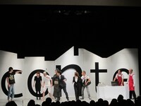 宇宙人に体を乗っ取られた瀬戸は次々と人間を殺害。小峠は思わず「何て日だ！」と叫んでいた。