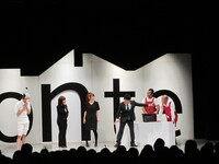 いきなり台本にない葉巻を売りつけようとし、スベってもまだまだ取り返そうとする小峠に、マーが撃沈。