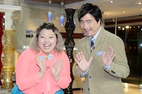 10月より「渋谷LIVE！ザ・プライムショー」火曜日のデイリーキャスターを務める渡辺直美（左）と、番組ホストのジョン・カビラ（右）。