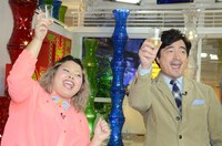 今月10月に誕生日を迎える渡辺直美（左）と、それを祝福するジョン・カビラ（右）。