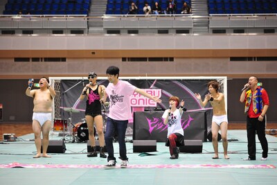 「KOYABU SONIC 2012」のトリを飾ったビッグポルノとスモールポルノ。(c)吉本興業