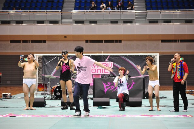 「KOYABU SONIC 2012」のトリを飾ったビッグポルノとスモールポルノ。(c)吉本興業