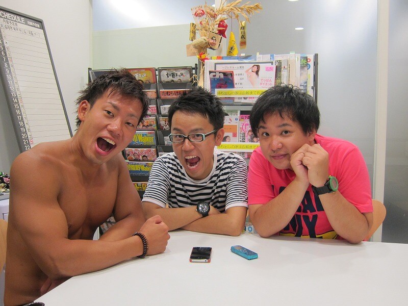 YouTubeでラジオ「市川ラジオ」を毎週配信している女と男・市川（中央）とミルクボーイ。