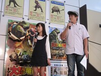 映画「大恐竜時代 タルボサウルスvsティラノサウルス」の公開記念トークイベントに登場したTIMレッド吉田（右）と「はるかぜちゃん」こと子役の春名風花（右）。(c)2012 OLIVE STUDIO, EBS, DREAM SEARCH C&C ALL RIGHTS RESERVED