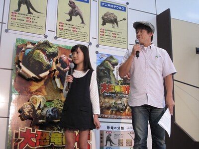 映画「大恐竜時代 タルボサウルスvsティラノサウルス」の公開記念トークイベントに登場したTIMレッド吉田（右）と「はるかぜちゃん」こと子役の春名風花（右）。(c)2012 OLIVE STUDIO, EBS, DREAM SEARCH C&C ALL RIGHTS RESERVED