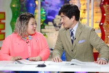 渡辺直美（左）とジョン・カビラ（右）。