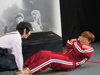 腹筋に挑戦した近藤。非力な箕輪に「押さえて！押さえが弱い！」と絶叫。(c)2012Disney Enterprises,Inc.All Rights Reserved.