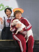 主人公の愛犬スパーキーと同じ犬種のブルテリア種キャンディと一緒に撮影するハリセンボン。(c)2012Disney Enterprises,Inc.All Rights Reserved.