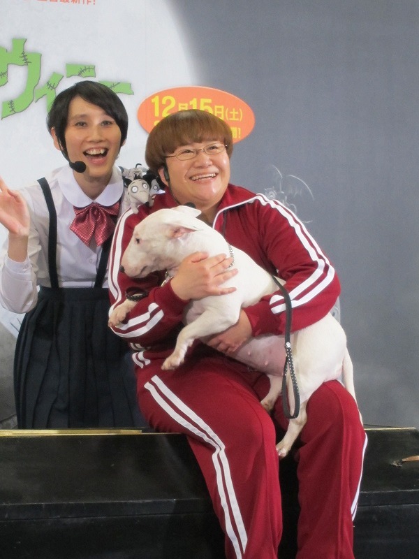 主人公の愛犬スパーキーと同じ犬種のブルテリア種キャンディと一緒に撮影するハリセンボン。(c)2012Disney Enterprises,Inc.All Rights Reserved.