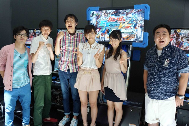 「アニメのキカク」の「アーケードゲームで遊んじゃおう☆キカク」に出演するMCのドランクドラゴン（両端）、アンガールズら出演者達。(c)ひかりTV