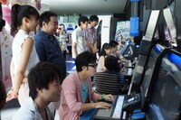 対戦型アクションゲームに挑戦する出演者達。(c)ひかりTV