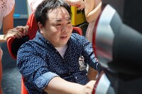 レーシングゲームに挑むドランクドラゴン塚地。(c)ひかりTV