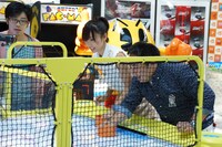 エアホッケーで対戦中のドランクドラゴン、吉木りさ（中央）。(c)ひかりTV