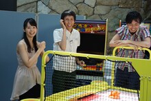 （左から）小池里奈とアンガールズ。(c)ひかりTV