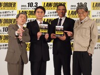 DVD「LAW＆ORDER/ロー・アンド・オーダー」リリース記念イベントに登場したザ・ニュースペーパー。