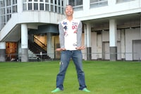 芝刈り機のギャグで意気込みを体現するワッキー。