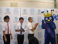 Bコースと射水市キャラクタームズムズくん。ムズムズ動くムズムズくんはナベから「ムズムズしないで」と言われてしまった。
