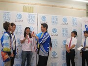 Bコース・ハブのボケにのっかろうとする夏野市長。Bコースと3つしか年が違わないことにBコースもビックリ。