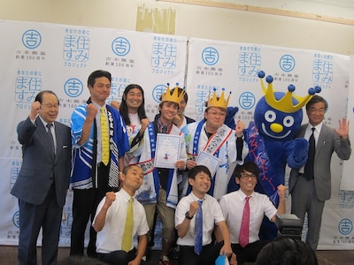 「富山県2代目住みます芸人ノーサンキュー就任発表＆祝！富山県射水市　新湊大橋9月23日開通！イミズムズムズ仕官・誘客騎士任命発表」会見。「ようこそ！射水市！」と言いながらポーズ。