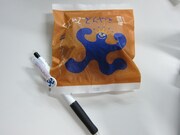 ムズムズくんのキャラクターグッズのボールペンとどら焼き。