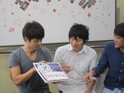 番組に登場する一押し!満点ボードを手作りで摸した3人。