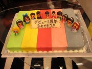 UFIが事務所メンバーのために用意したデビュー1周年記念ケーキ。