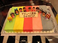 UFIが事務所メンバーのために用意したデビュー1周年記念ケーキ。