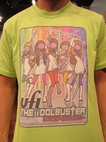 シーズン2の最後に登場した豊本Tシャツ。柄はアニメのUFI。