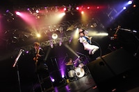 トップバッターを務めたSCOOBIE DOのライブの模様。