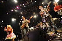 曽我部恵一BANDとやついいちろう（左端）。