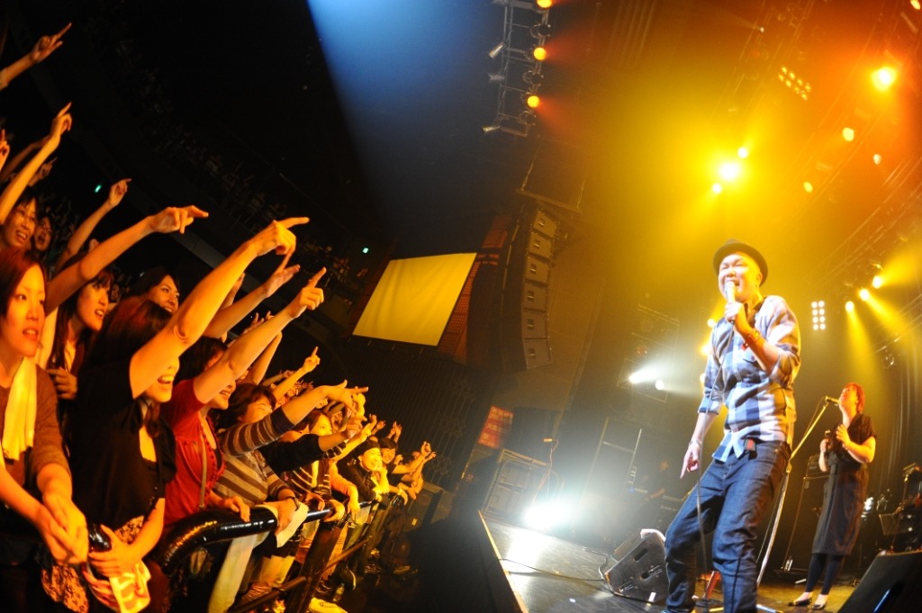 NONA REEVESのライブの模様。