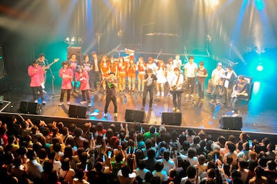 曽我部恵一が書き下ろした新曲を合唱する出演者一同。