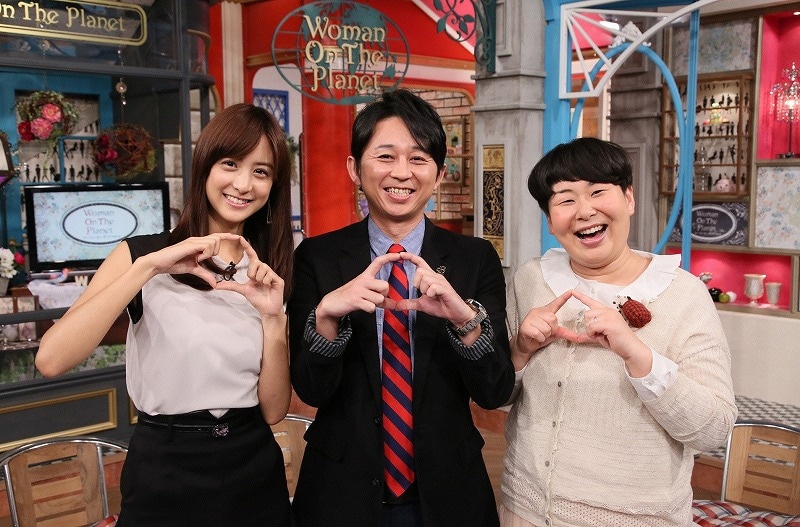 有吉弘行（中央）、森三中・大島（右）、山本美月（左）がMCを務める新番組「ウーマン・オン・ザ・プラネット」。(c)NTV