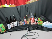 スタジオには収録で使われた小道具が。瓶のラベルには出演者たちの後輩の名前が。